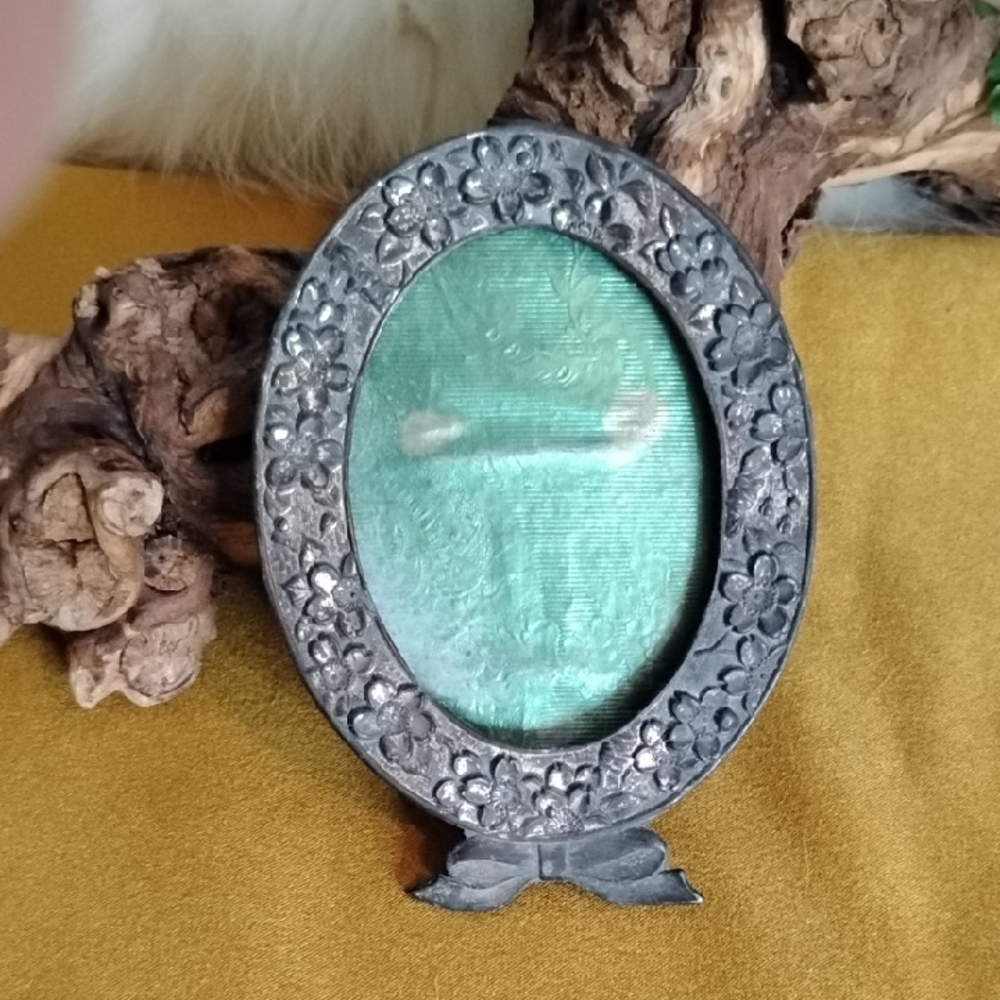 Ornate Oval Picture Frame with Green Center - Picture 2 of 12